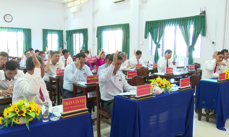 Hội đồng Nhân dân huyện Thạnh Hóa tổ chức kỳ họp thứ 18 (Kỳ họp chuyên đề)