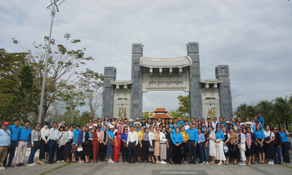 Công đoàn viên chức tỉnh Long An về nguồn tại Cần Thơ