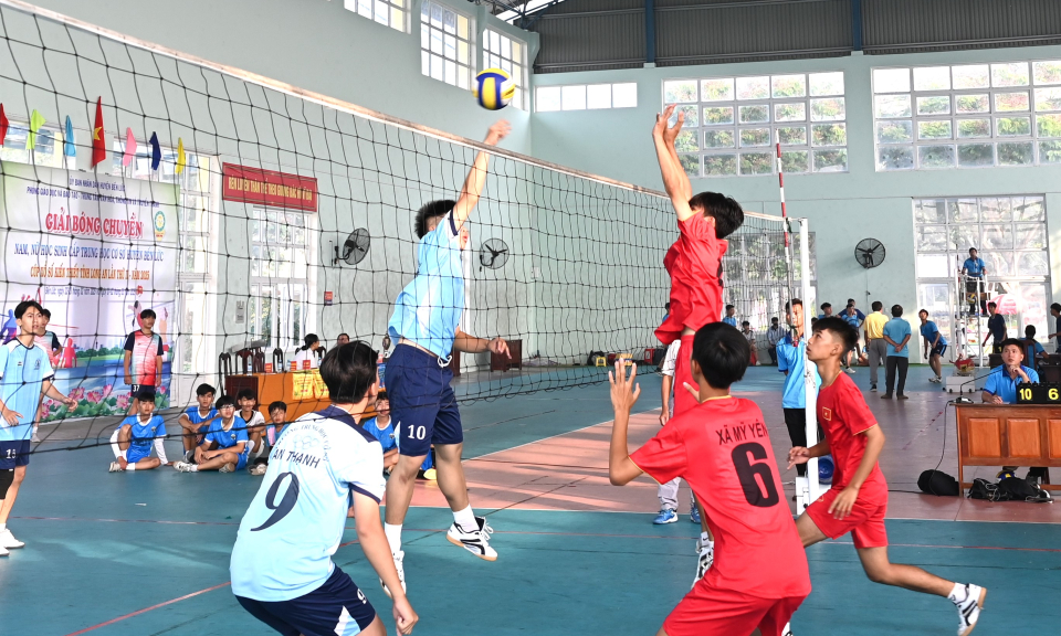 Khai mạc giải bóng chuyền nam, nữ học sinh cấp THCS huyện Bến Lức 