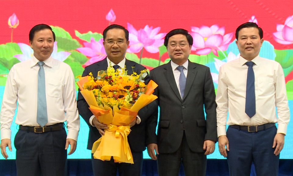 Hội nghị bàn giao nhiệm vụ Bí thư Tỉnh ủy Long An nhiệm kỳ 2020 - 2025