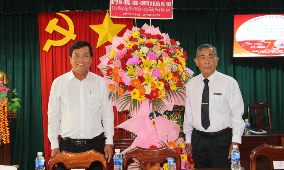 Phó Chủ tịch UBND huyện Thủ Thừa thăm chúc mừng Trung tâm y tế