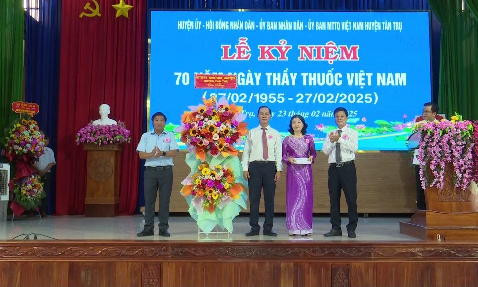 Tân Trụ tổ chức họp mặt Kỷ niệm 70 năm Ngày Thầy thuốc Việt Nam