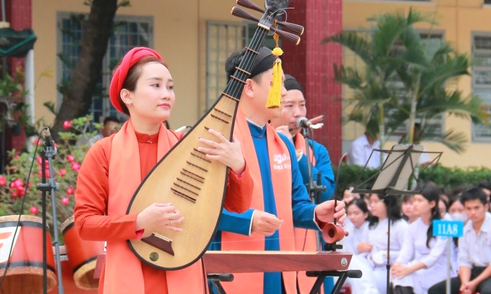Bến Lức mang nhạc cụ dân gian đến với trường học