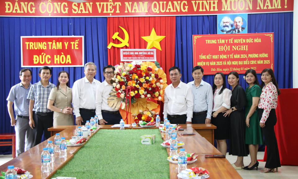 Lãnh đạo Đức Hòa thăm cơ sở y tế nhân ngày Thầy thuốc Việt Nam 27/2
