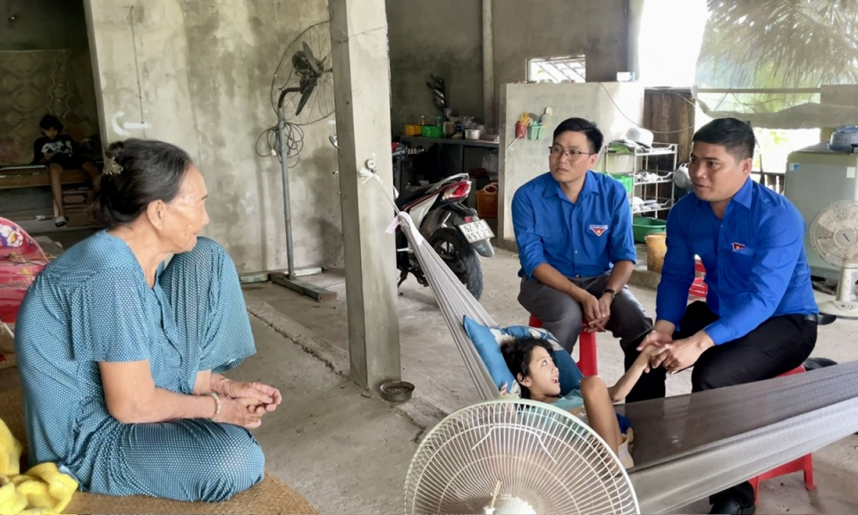 Tân Hưng trao tiền hỗ trợ trẻ em mắc bệnh hiểm nghèo xã Vĩnh Lợi