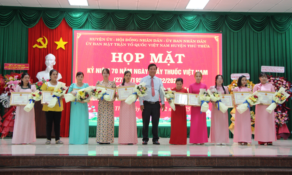 Thủ Thừa: Họp mặt kỷ niệm 70 năm ngày thầy thuốc Việt Nam