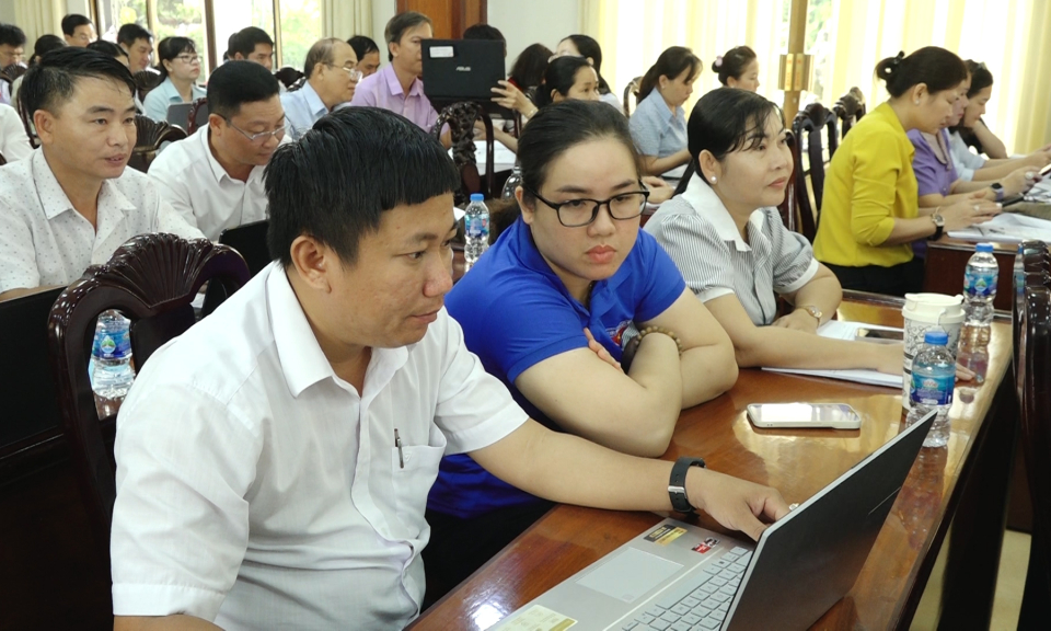 Đức Hòa tập huấn sử dụng phần mềm báo cáo tiến trình đại hội Đảng