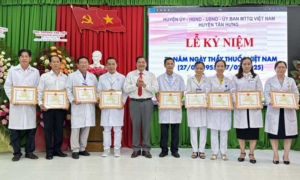 Tân Hưng họp mặt kỷ niệm 70 năm Ngày Thầy thuốc Việt Nam