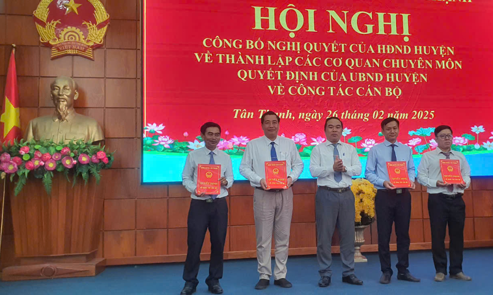 Huyện Tân Thạnh công bố quyết định về công tác cán bộ