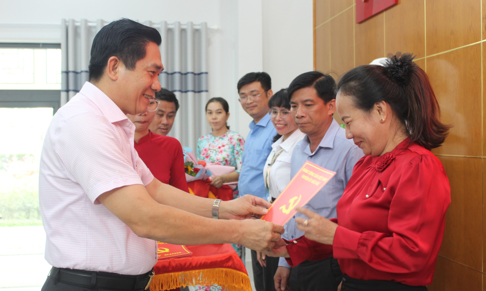 Đức Huệ hợp nhất Ban Tuyên giáo và Ban Dân vận Huyện ủy