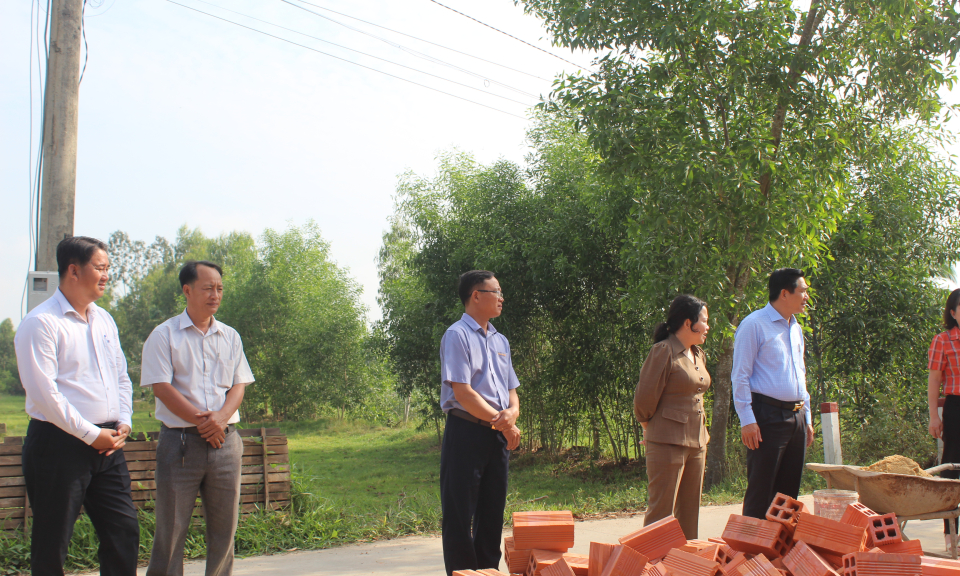 Khảo sát chương trình “Xóa nhà tạm, nhà dột nát cho hộ nghèo, hộ cận nghèo” tại huyện Đức Huệ