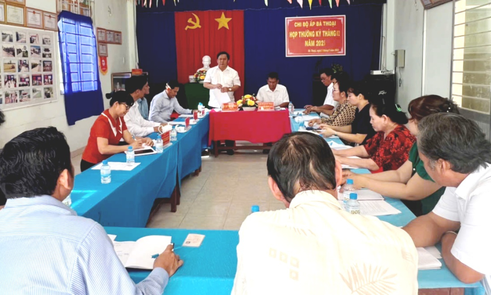 Phó Chủ tịch Ủy ban nhân dân tỉnh dự sinh hoạt Chi bộ ấp tại huyện Cần Đước 