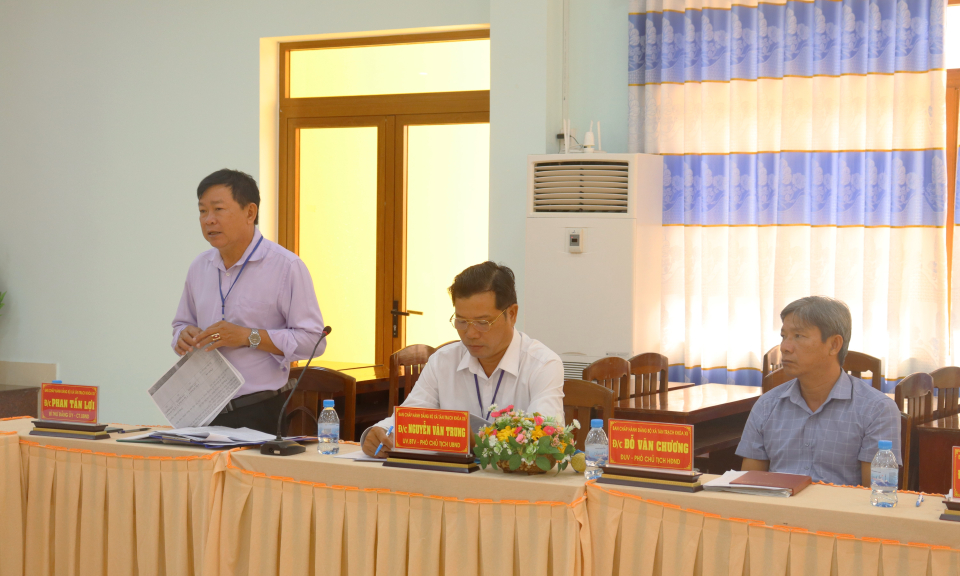 Bí thư Huyện ủy Cần Đước kiểm tra công tác chuẩn bị Đại hội Đảng bộ xã Tân Trạch