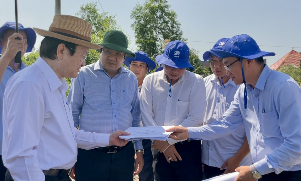 Nguyên Chủ tịch nước Trương Tấn Sang khảo sát xây dựng cầu giao thông nông thôn tại Tân Hưng