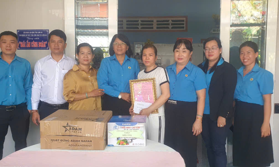 Liên đoàn Lao động tỉnh tặng nhà mái ấm công đoàn tại huyện Tân Thạnh
