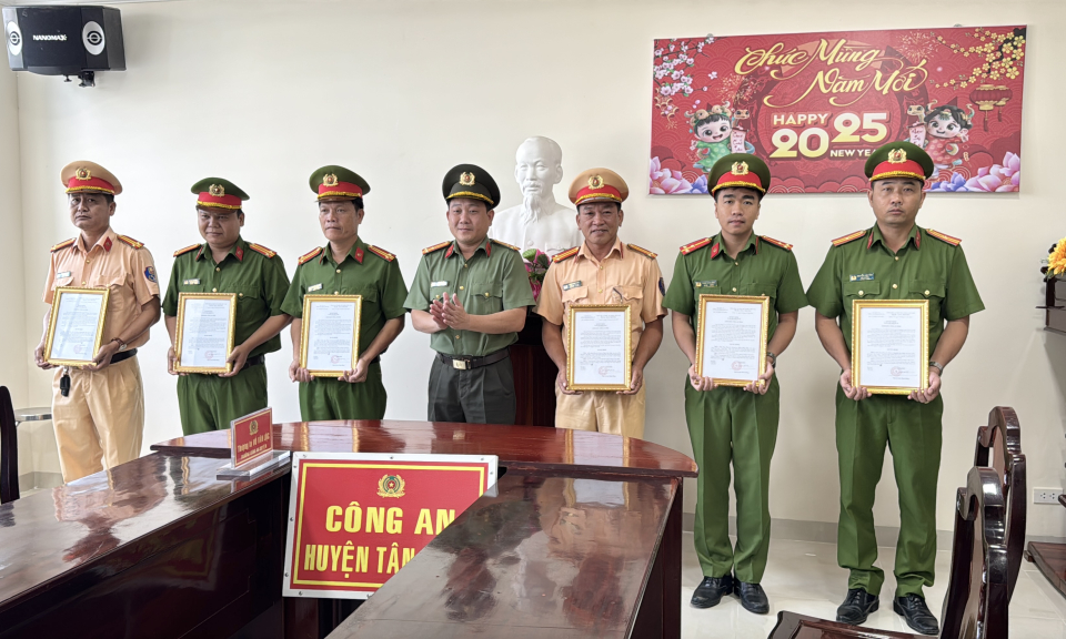 Công an tỉnh công bố các quyết định về công tác cán bộ tại Tân Hưng