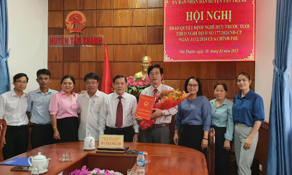 UBND huyện Tân Thạnh trao quyết định nghỉ hưu trước tuổi