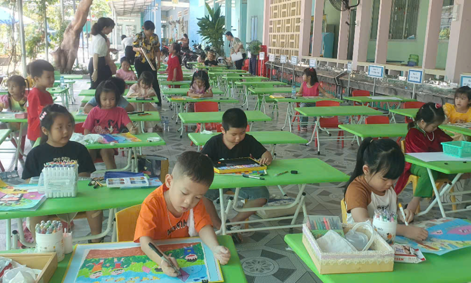 Tân Thạnh tổ chức hội thi vẽ tranh giáo dục mầm non