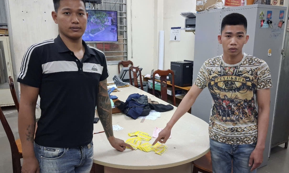 Bắt quả tang 02 trường hợp rải tờ rơi cho vay