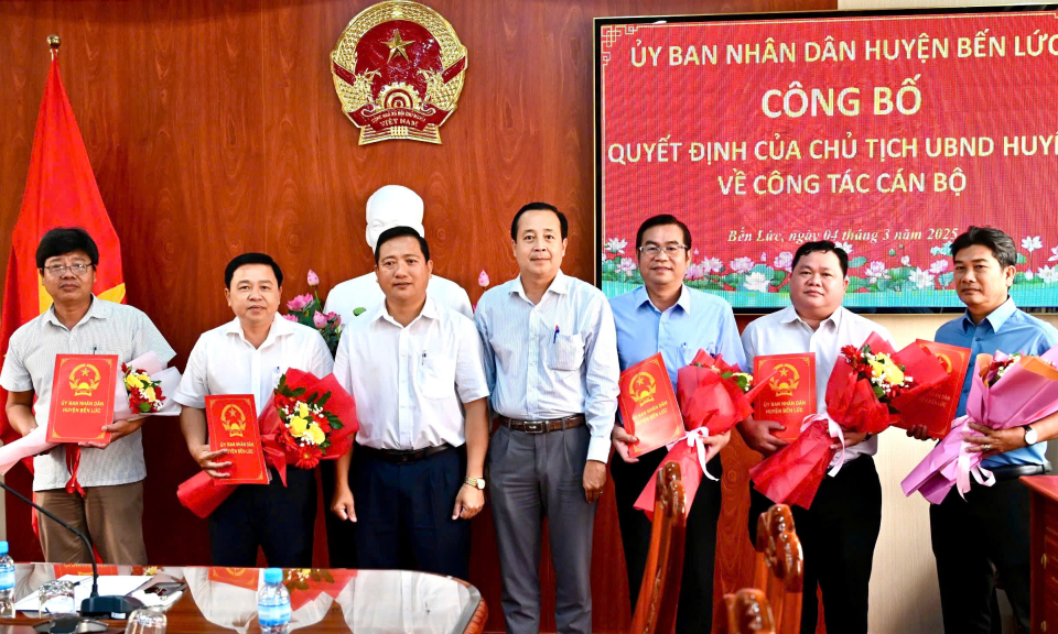 Bến Lức công bố quyết định thành lập các cơ quan chuyên môn thuộc UBND huyện 