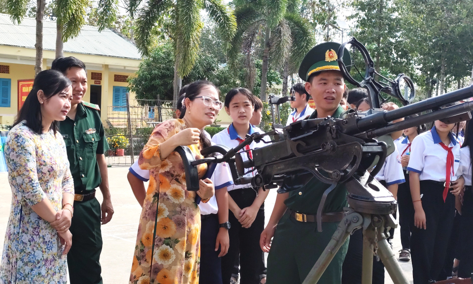 Tổ chức trải nghiệm thực tế cho giáo viên, học sinh tại Đồn Biên phòng Bình Thạnh