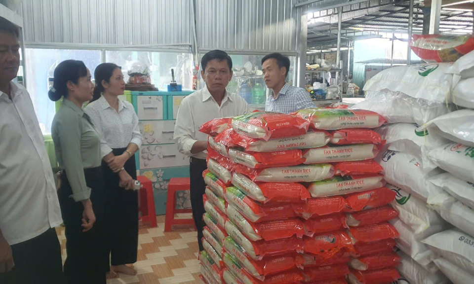 HĐND huyện Tân Thạnh khảo sát hợp tác xã