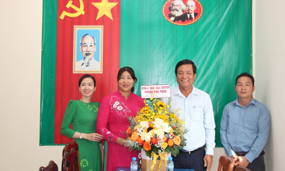 Lãnh đạo huyện Thủ Thừa chúc mừng ngày Quốc tế Phụ nữ
