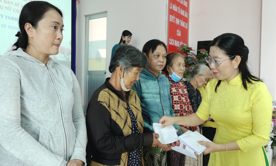 Hội Phụ nữ Đức Hòa trao 160 phần quà cho phụ nữ có hoàn cảnh đặc biệt