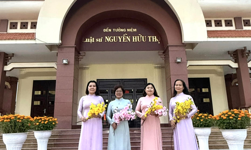 Phụ nữ Bến Lức giữ gìn áo dài truyền thống