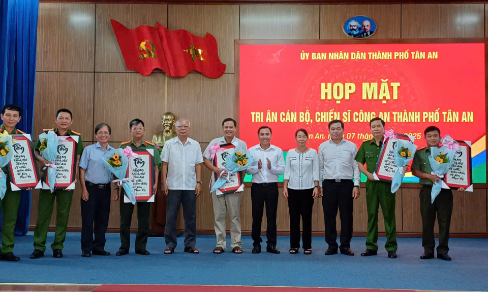 Thành phố Tân An gặp mặt, tri ân các thế hệ lãnh đạo, cán bộ, chiến sĩ Công an