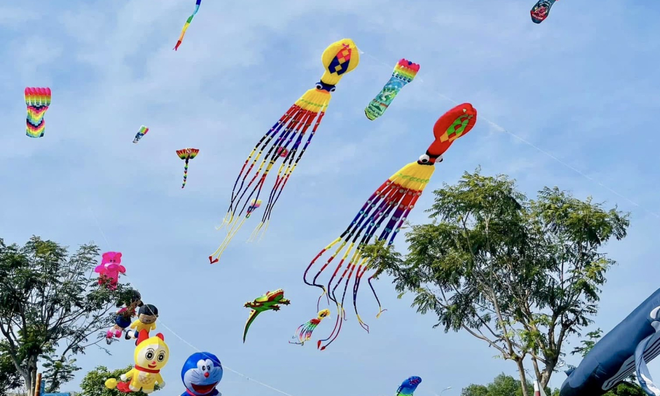 Bến Lức nhộn nhịp mùa thả diều