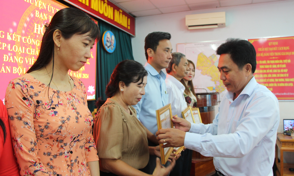Thủ Thừa đánh giá, xếp loại đảng viên và cán bộ lãnh đạo, quản lý