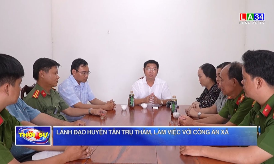 Lãnh đạo huyện Tân Trụ thăm, làm việc với Công an xã