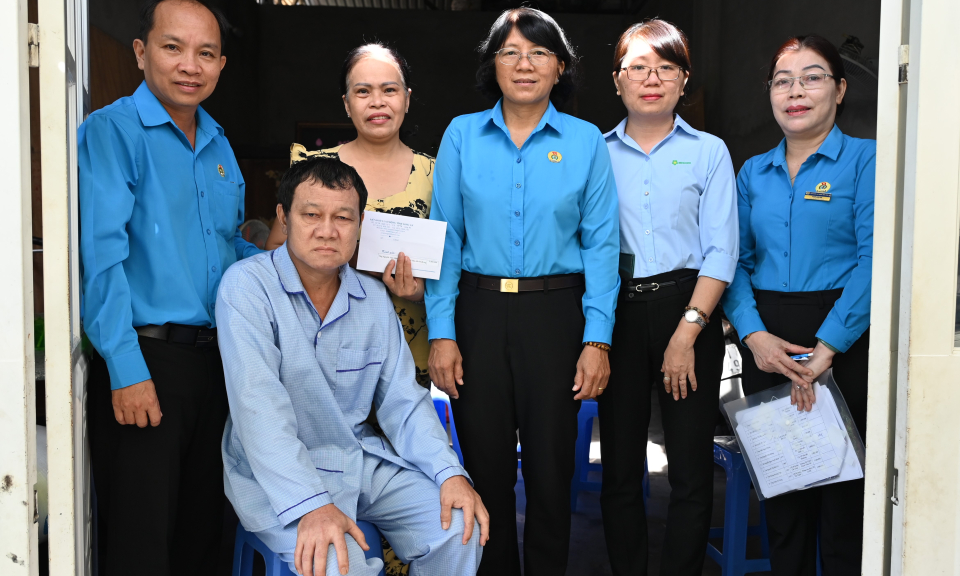 Bến Lức thăm, tặng quà đoàn viên công đoàn mắc bệnh hiểm nghèo tại huyện 