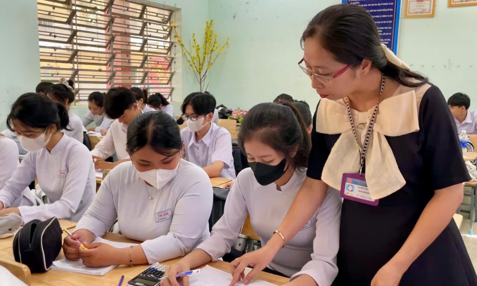 Tân Hưng ôn tập thi tốt nghiệp THPT cho học sinh lớp 12