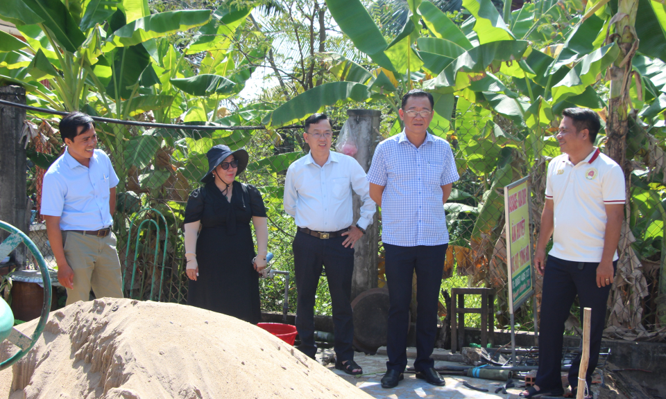 Thủ Thừa khảo sát chương trình về nhà tạm, nhà dột nát 