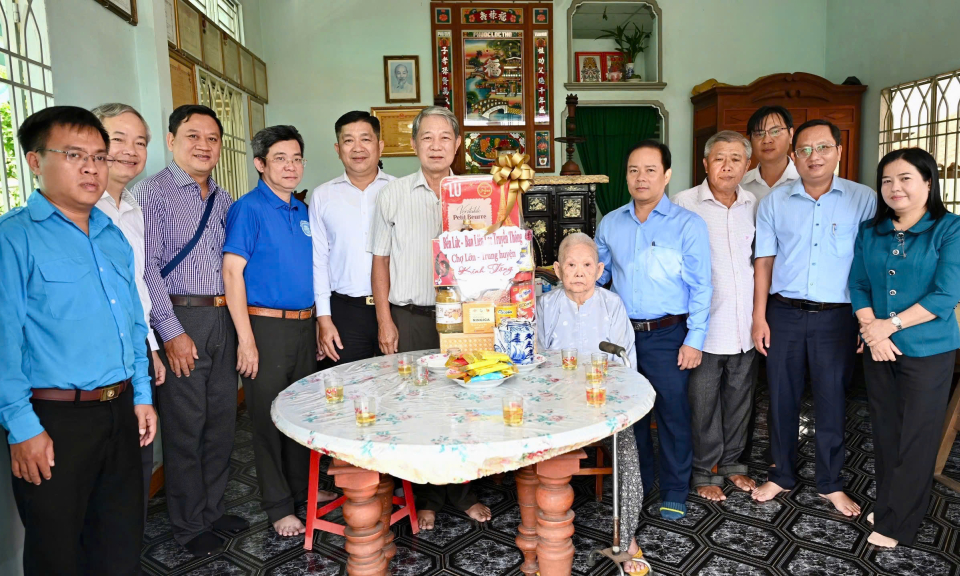 Bến Lức: Ban Liên lạc truyền thống Chợ Lớn – Trung Huyện thăm, tặng quà Mẹ VNAH, gia đình chính sách