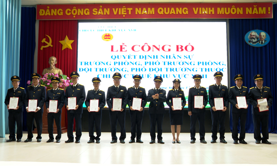 Chi cục Thuế khu vực 17 công bố các quyết định về công tác cán bộ