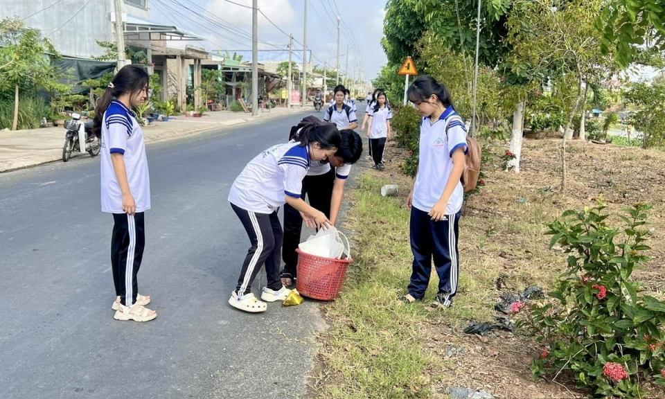 Tuổi trẻ Tân Hưng hưởng ứng Ngày cao điểm “Tình nguyện xây dựng đô thị văn minh”