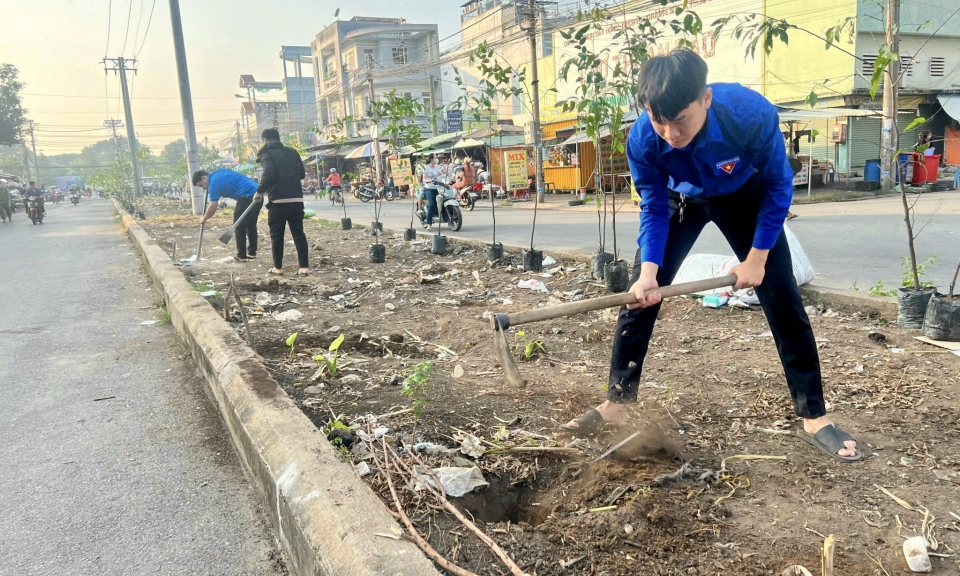 Tuổi trẻ Bến Lức: “Ngày cao điểm tình nguyện xây dựng đô thị văn minh” 
