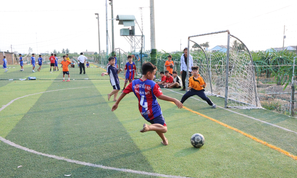 Châu Thành tổ chức giải bóng đá học sinh nam tiểu học