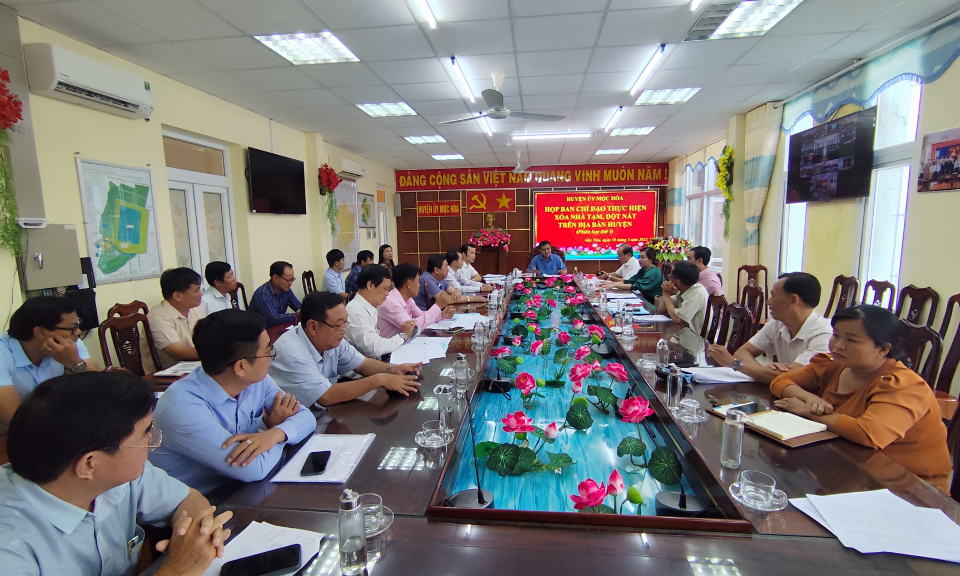 Mộc Hoá họp Ban chỉ đạo thực hiện xoá nhà tạm, dột nát