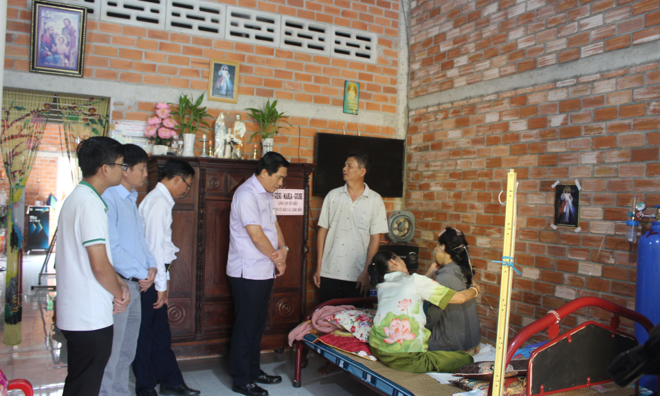 Bí thư Huyện ủy Đức Huệ thăm gia đình có hoàn cảnh đặc biệt khó khăn