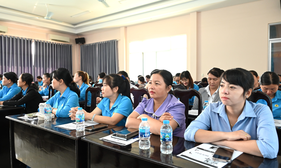 Liên đoàn Lao động huyện Bến Lức tập huấn công tác thi đua khen thưởng