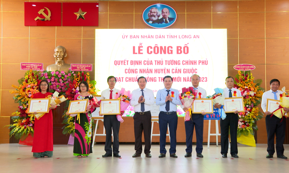 Cần Giuộc đón nhận danh hiệu đạt chuẩn huyện nông thôn mới