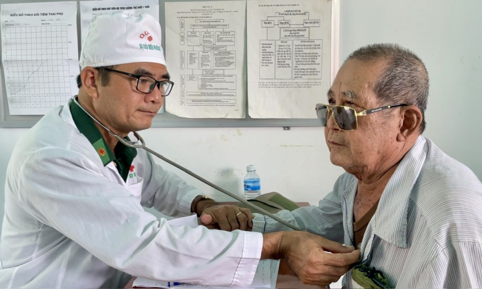 Tân Hưng khám bệnh, cấp thuốc miễn phí cho người dân biên giới