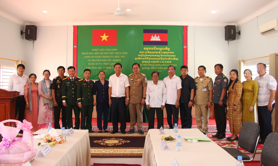 Thủ Thừa thăm và chúc Tết cổ truyền dân tộc Khmer tại Huyện Svay Anto, tỉnh Prey Veng