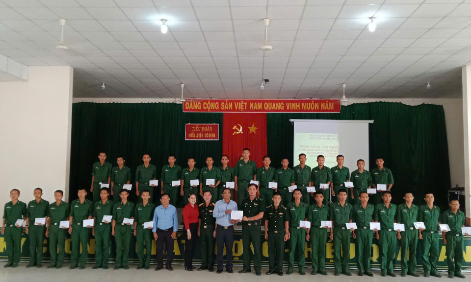 Lãnh đạo huyện Thạnh Hóa thăm, động viên chiến sĩ mới 