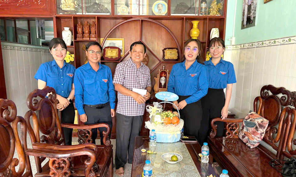 Huyện đoàn Tân Thạnh thăm cựu cán bộ Đoàn qua các thời kỳ