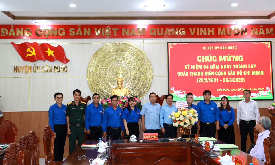 Ban thường vụ Huyện ủy Cần Đước chúc mừng ngày thành lập Đoàn